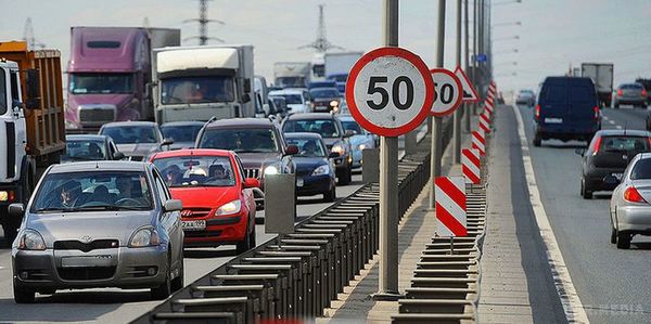Стало відомо, коли в містах України введуть обмеження швидкості до 50 км/год. Кабінет Міністрів України вніс зміни в Правила дорожнього руху – обмежив максимальну швидкість в населених пунктах до 50 км/год.