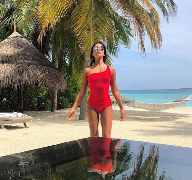 Шалено красива Санта Дімопулос зачарувала фігурою в червоному купальнику (фото). Одна з найбільш спокусливих зірок українського шоу-бізнесу похвалилася свіжим знімком з Мальдівських островів.