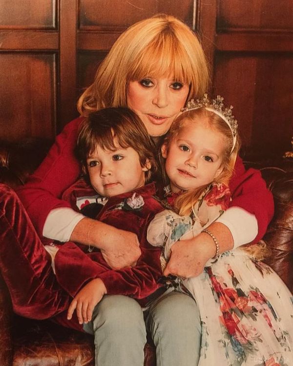 Щаслива мама! Алла Пугачова виклала рідкісне фото з чотирирічними двійнятами Гаррі і Лізою (фото). Співачка зробила подарунок шанувальникам в честь Дня матері.