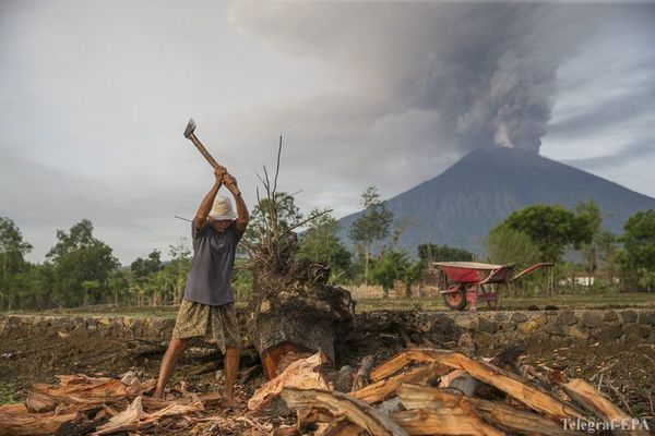 На Балі відбувається виверження вулкана Агунг (Фото). На Балі застрягли тисячі туристів після того, як з-за вулкану Агунг міжнародний аеропорт острова закрився на добу.