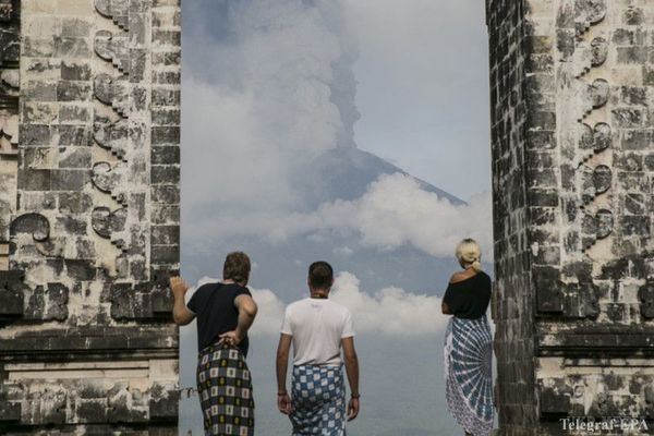 На Балі відбувається виверження вулкана Агунг (Фото). На Балі застрягли тисячі туристів після того, як з-за вулкану Агунг міжнародний аеропорт острова закрився на добу.