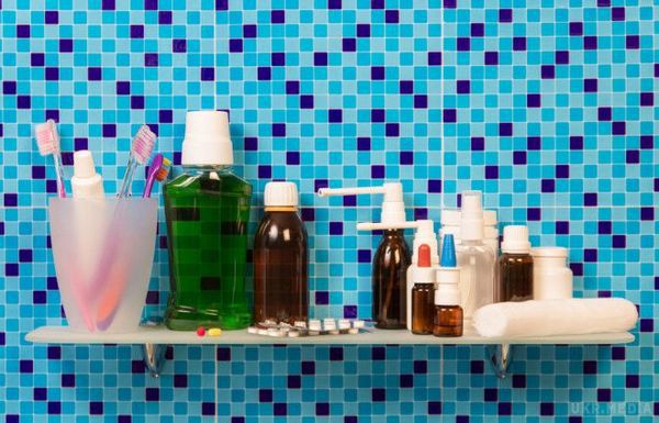 Речі, які не можна зберігати у ванній кімнаті. Часто на нашому дзеркалі у ванній наставлено таку кількість різноманітних тюбиків та баночок, що іноді важко знайти місце для звичайної зубної щітки, 