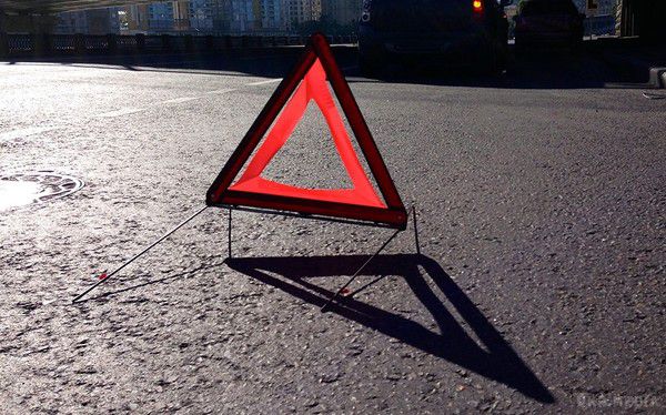 Смертельне ДТП з пішоходами сталося в Києві на проспекті Лобановського в ніч на вівторок. Збиті автомобілем, водій з місця пригоди зник.