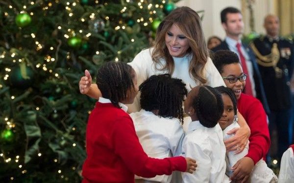 Як завжди неперевершена  Меланка Трамп! В білому платті і золотих туфлях (фото). Меланія Трамп прикрасила Білий дім до різдвяних свят.
