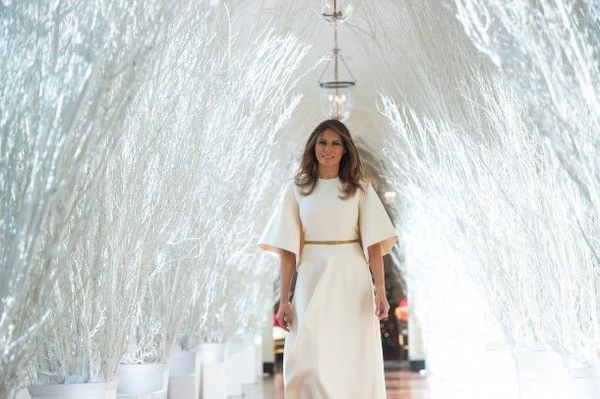 Як завжди неперевершена  Меланка Трамп! В білому платті і золотих туфлях (фото). Меланія Трамп прикрасила Білий дім до різдвяних свят.