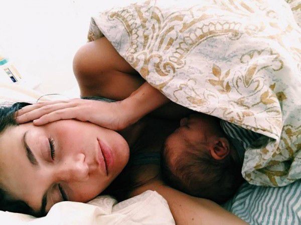 Красуня Ганна Седакова вперше опублікувала в мережі фото сина Гектора (фото).  На опублікованому знімку молода мама і дитина разом відпочивають, загорнувшись у ковдру.