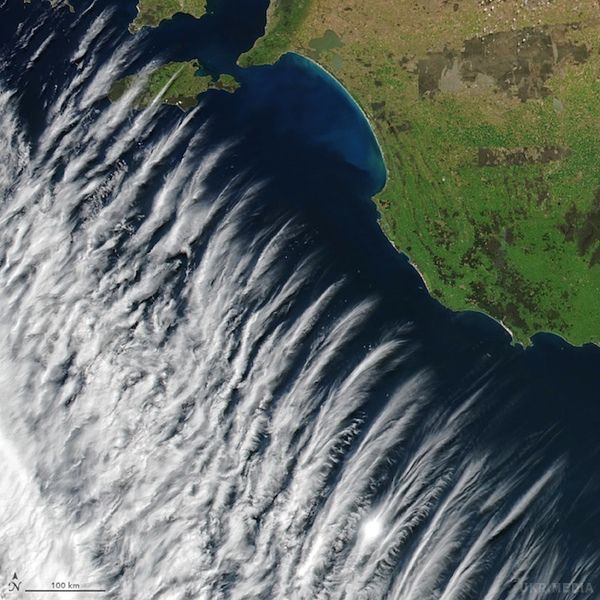 Незвичайний хмарний візерунок біля узбережжя Південної Австралії. Здається, що хмари виходять з холодного фронту.