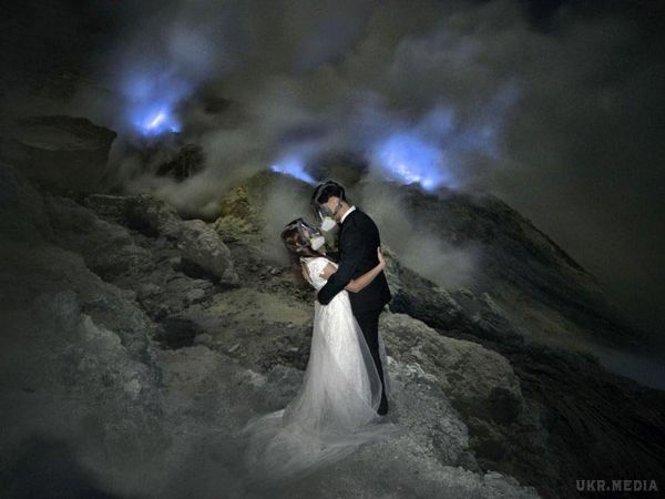 Ця пара влаштувала весільну фотосесію всередині вулкана прямо навпроти кислотного озера. 3 години походу і загроза від рейнджерів.