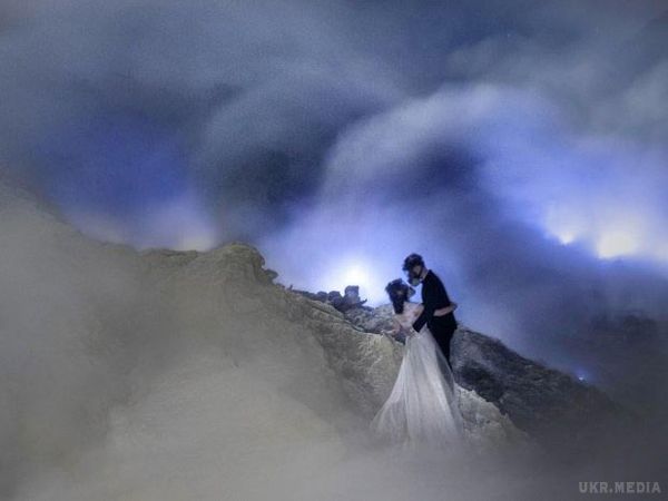 Ця пара влаштувала весільну фотосесію всередині вулкана прямо навпроти кислотного озера. 3 години походу і загроза від рейнджерів.