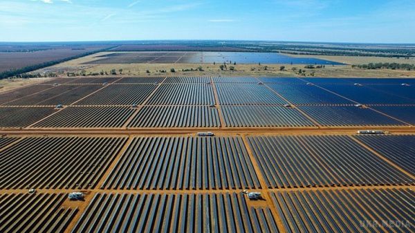 "Сонячний" проект у Чорнобилі запустять до кінця року. У грудні 2017 року у зоні відчуження навколо Чорнобильської АЕС буде здана в експлуатацію перша сонячна електростанція.