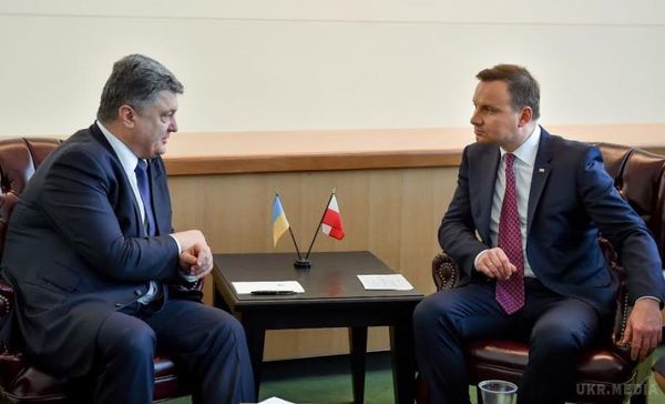 Україна в середині грудня очікує візиту Президента Польщі. Київ готується до візиту президента Польщі Анджея Дуди в грудні, сподівається поліпшити двосторонні відносини.