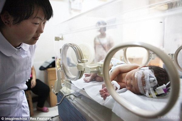 Мати змила новонародженого малюка в унітаз, але хлопчику пощастило вижити.  Господиня багатоквартирного будинку в місті Пуцзян, провінції Чжецзян в Китаї почула дитячі крики з труби і викликала наряд рятувальників, як надалі з'ясувалося це рідна 22-річна мати змила свою новонароджену дитину в унітаз..