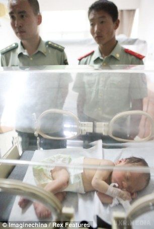 Мати змила новонародженого малюка в унітаз, але хлопчику пощастило вижити.  Господиня багатоквартирного будинку в місті Пуцзян, провінції Чжецзян в Китаї почула дитячі крики з труби і викликала наряд рятувальників, як надалі з'ясувалося це рідна 22-річна мати змила свою новонароджену дитину в унітаз..