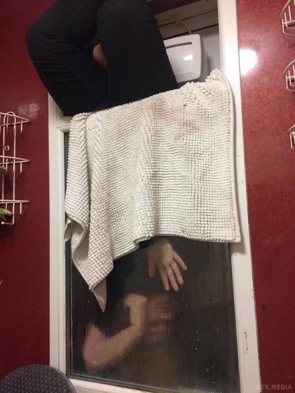 Під час побачення дівчина застрягла у вікні догори ногами, намагаючись дістати власне лайно. Так собі побачення.