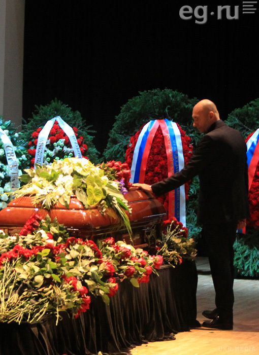 Пугачову засудили за веселощі в день похорону Хворостовського. Прихильники вважали, що Примадонна веде себе лицемірно,