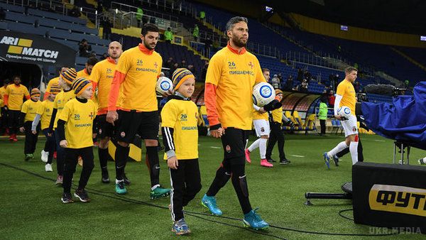 "Шахтар" у Харкові взяв участь в акції на підтримку Збройних сил України (футбол). Футболістів на поле вивели діти українських військовослужбовців у патріотичних футболках.