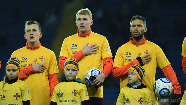 "Шахтар" у Харкові взяв участь в акції на підтримку Збройних сил України (футбол). Футболістів на поле вивели діти українських військовослужбовців у патріотичних футболках.