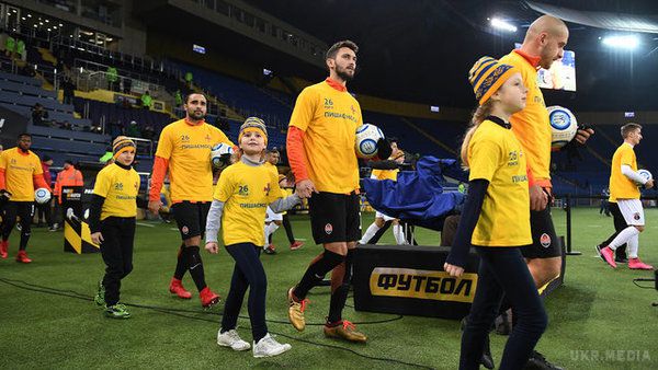"Шахтар" у Харкові взяв участь в акції на підтримку Збройних сил України (футбол). Футболістів на поле вивели діти українських військовослужбовців у патріотичних футболках.