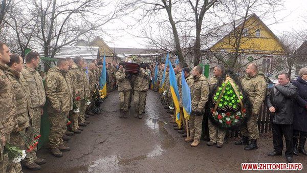 Загинув від кулі снайпера: у Житомирській області провели в останню путь бійця АТО. У Крученце поховали 25-річного українського воїна.