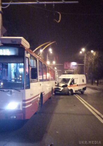 У Харкові машина швидкої протаранив тролейбус. 30 листопада в Харкові швидка без маячків врізалася у тролейбус.