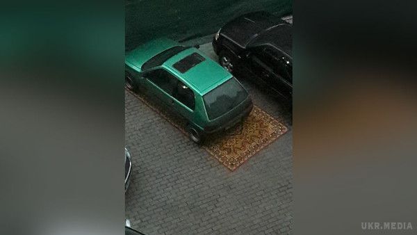 У Мінську з'явився «водій-Аладдін», паркующийся на килимі. Фотографія незвичайного паркувального місця привернула увагу користувачів соціальних мереж, які миттєво прозвали власника автомобіля «водієм-Аладдіном».