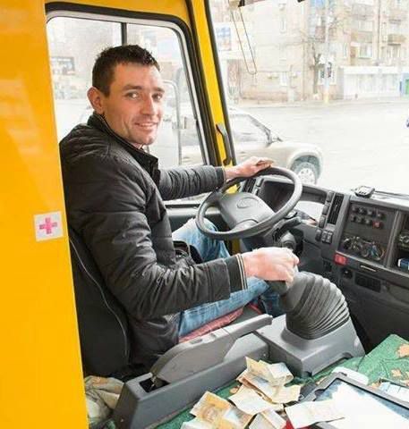 "У мене син загинув на Донбасі": вчинок маршрутчика зворушив українців до сліз. Водій не взяв гроші за проїзд від АТОшника, але того, що сталося потім, не очікував ніхто.