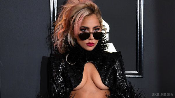 Леді Гага здивувала шанувальників фото в бікіні. Також співачка захопила своїх фанатів відвертим декольте.