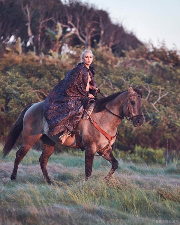 Леді Гага топлес пострибала на коні (фото). Артистка опублікувала фотографію, де позує верхи на коні