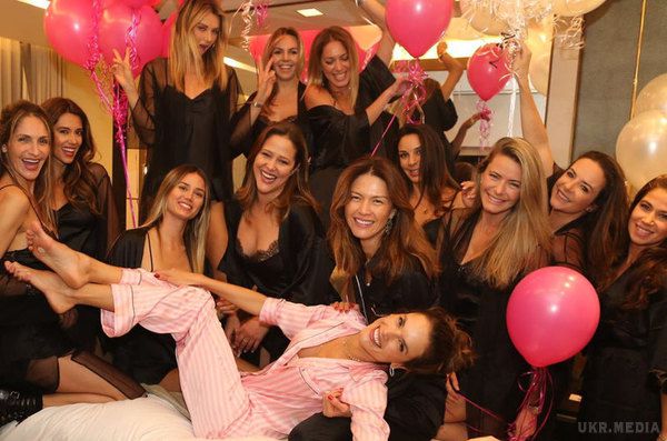 Алессандра Амбросіо зібрала «ангелів» Victoria's Secret на піжамної вечірці. Моделі одяглися в чорні піжами і комбінації, а Амбросіо — у знаковий «зефірний» комплект білизняного бренду.