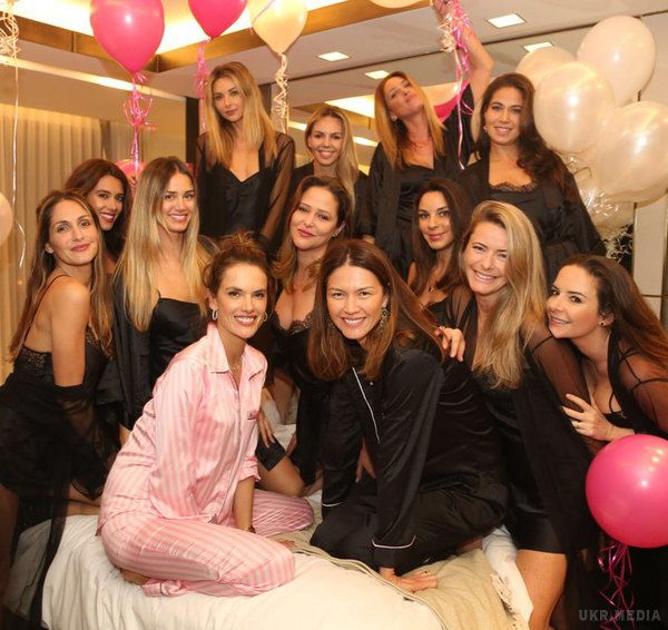 Алессандра Амбросіо зібрала «ангелів» Victoria's Secret на піжамної вечірці. Моделі одяглися в чорні піжами і комбінації, а Амбросіо — у знаковий «зефірний» комплект білизняного бренду.