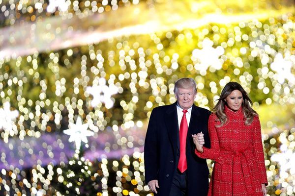 Подружжя Трамп запалило вогні на головній ялинці країни. Це перша церемонія для нинішнього президента і його дружини.