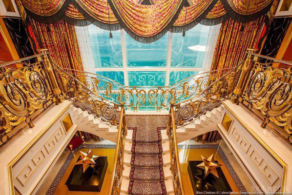 Шокуюча розкіш семизіркового готелю в Абу-Дабі. В Дубаї є готель Burj Al Arab у вигляді паруса, який дивує розкішшю