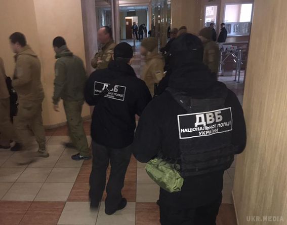 В Одесі поліцейські викрали 120 тисяч доларів. В Одесі оперативники Департаменту внутрішньої безпеки затримали трьох правоохоронців, які викрали 120 тисяч доларів з автомобіля інкасаторів.