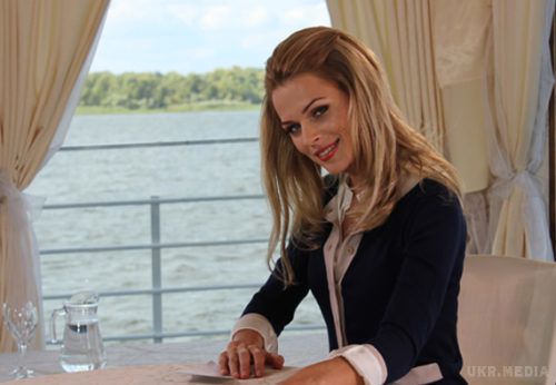  Ольга Фреймут в новому сезоні проекта «Від пацанки до панянки» постане в ролі директорки.  Фреймут позує в білій сукні, в дивній перуці та у віночку. 