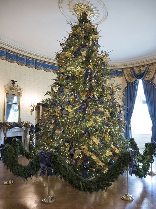 Тільки погляньте, у що перетворила Білий дім Меланія Трамп до прийдешнього Різдва (фото). Ювілей все-таки, 200 років...