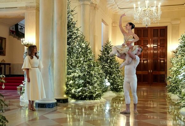 Тільки погляньте, у що перетворила Білий дім Меланія Трамп до прийдешнього Різдва (фото). Ювілей все-таки, 200 років...