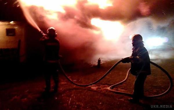 Пожежа у Харкові: загинула однорічна дівчинка. Рятувальники припускають, що хлопчаки бавилися сірниками, і якби пожежники трохи помедлили – згорів би весь багатоквартирний будинок.
