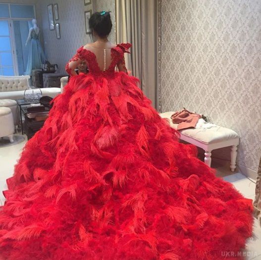 Показали найпопулярнішу весільну сукню в Інстаграмі (фото). Однієї сукні дівчині виявилося замало і наречена з'явилася ще й червоній такого ж фасону.