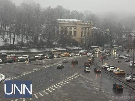 У Києві мокрий сніг спричинив величезні пробки. У Києві утворилися великі затори через негоду.