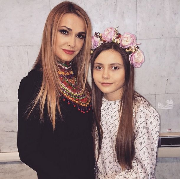 Молодша дочка Ольги Сумської захопила красою (фото). Аня позувала в українському костюмі.