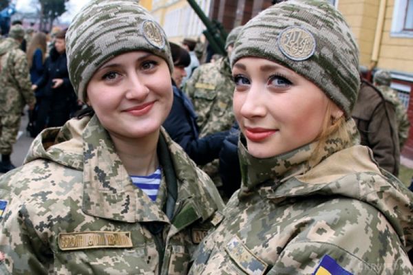 Українські амазонки рвуться бити окупантів. У той час, коли деякі хлопці намагаються "відкосити" від армії, дівчатка добровільно вирішили взяти у руки зброю...