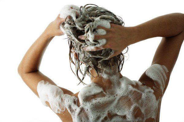 Як правильно мити голову,щоб волосся довго не втрачало свій об'єм і блиск?. Якщо вам щодня доводиться мити голову, а ваше волосся всеодно швидко стає жирним і некрасивим , то причиною цього може бути банальне неправильне миття голови,