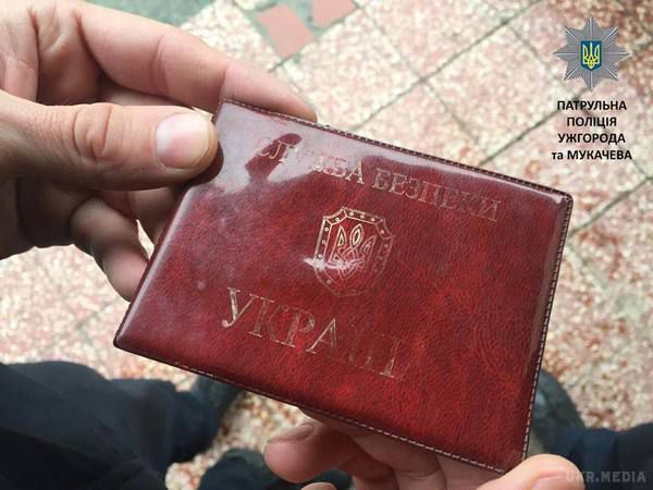 Як зрозуміти, що тобі пред'являють підроблені документи. Ось підрізав ти випадково людини на чорному джипі, а він суне посвідчення і натякає загрозливо на твою небезпеку для держави.