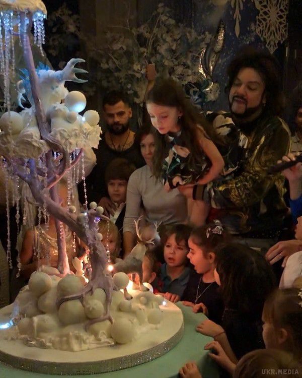 Алла Пугачова у міні затьмарила всіх на дні народження дочки Філіпа Кіркорова (фото). На вечірці в одному зі столичних ресторанів зібралися всі зіркові друзі родини, серед яких опинилася і Алла Пугачова.