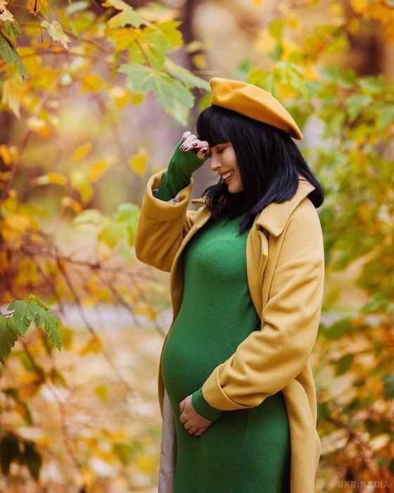 Вагітна Неллі Єрмолаєва знялася оголеною. «Я завжди вважала, що гола вагітна жінка — найсексуальніша жінка... Неллі Єрмолаєва скоро стане мамою в перший раз: телеведуча перебуває на 28-му тижні вагітності.