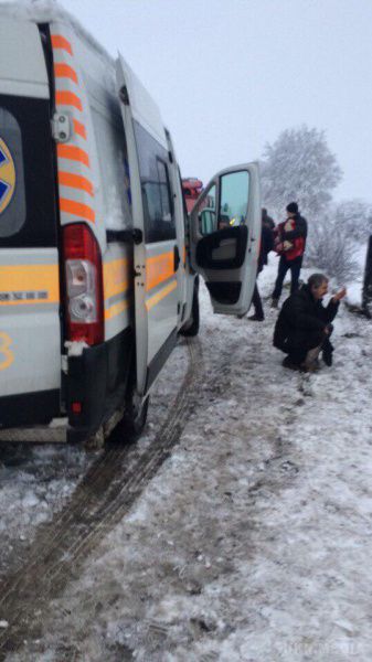 У Львівській області перекинувся рейсовий автобус з пасажирами. В результаті інциденту постраждали три особи.