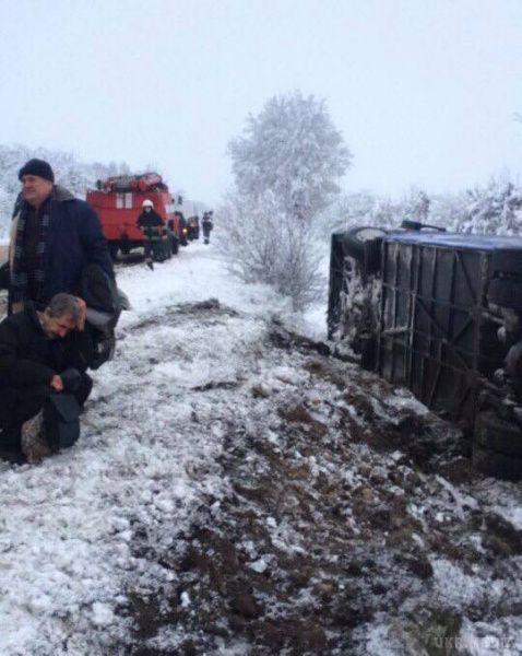 У Львівській області перекинувся рейсовий автобус з пасажирами. В результаті інциденту постраждали три особи.