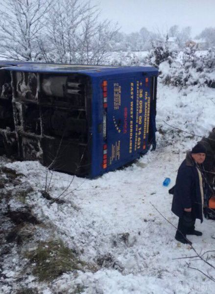 У Львівській області перекинувся рейсовий автобус з пасажирами. В результаті інциденту постраждали три особи.
