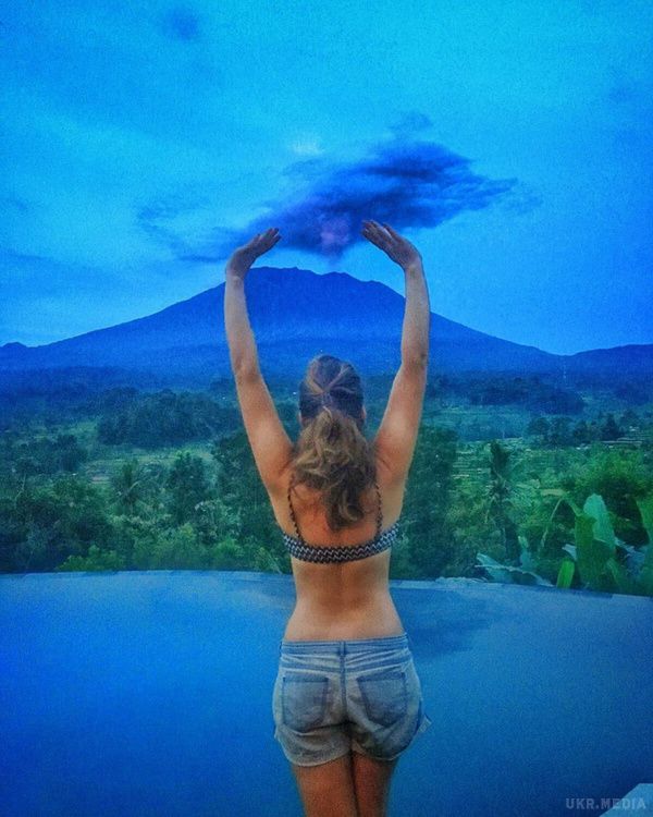 Фотографії моделей на фоні вулкана Агунг на Балі. Вже пару тижнів вулкан Агунг на Балі тримає місцевих жителів в напрузі: активно димить, але не вивергається.
