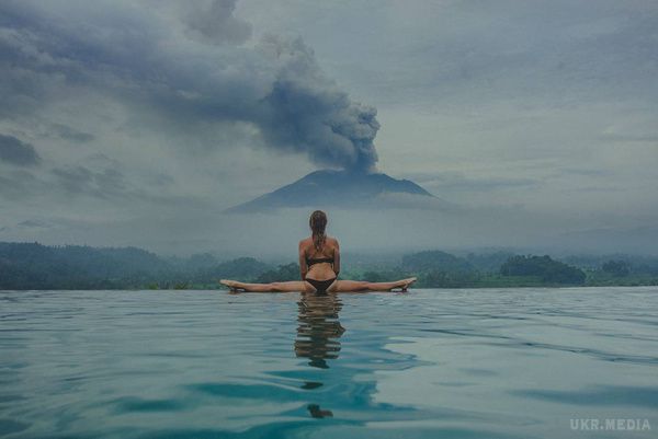 Фотографії моделей на фоні вулкана Агунг на Балі. Вже пару тижнів вулкан Агунг на Балі тримає місцевих жителів в напрузі: активно димить, але не вивергається.